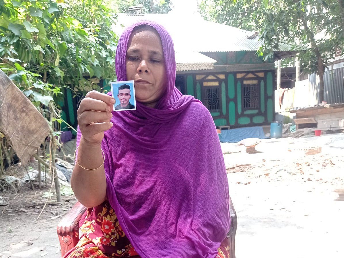 গুলিতে নিহত ছেলে পারভেজ ব্যাপারীর ছবি দেখাচ্ছেন মা শামসুন্নাহার বেগম। গত শনিবার বিকেলে চাঁদপুরের মতলব উত্তর উপজেলার বারহাতিয়া গ্রামে